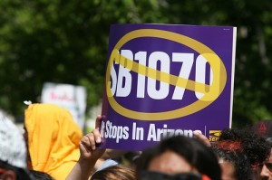 Por quinto año miles de personas rechazarán una vez más la implementación de la SB 1070. Foto: AP