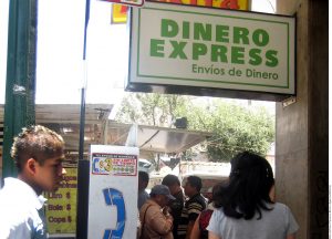 Las remesas familiares son fundamentales para la economía de muchos países latinoamericanos. Foto: Agencia Reforma