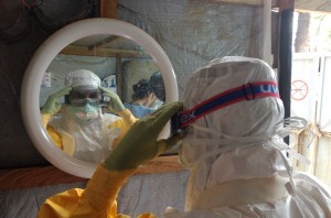 El ébola se contagia por contacto de órganos y fluidos corporales como la sangre, saliva y orina. Foto: Notimex