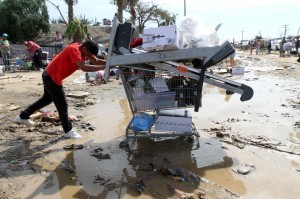 Supermercados y centros comerciales fueron saqueados debido al desabasto de artículos de primera necesidad. Foto: Notimex