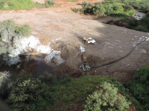 La empresa minera continúa realizando descargas de sustancias tóxicas al río. Foto: Notimex 