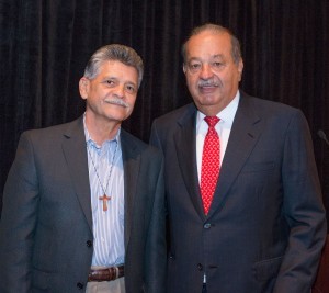 Tom Espinoza, presidente de Raza Development Fund, y Carlos Slim durante la conferencia de CALL en Houston. Foto: Phil Soto