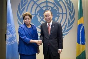 La presidenta brasileña Dilma Rousseff posa con el secretario general de la ONU Ban Ki-moon en la inauguración de la Asamblea General. Foto: AP
