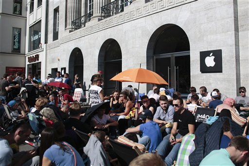 Miles hacen filas para comprar nuevo iPhone en primer día de venta