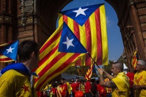 Manifestantes agitan la bandera "estelada", símbolo de la independencia de Cataluña, en Barcelona. Foto: AP