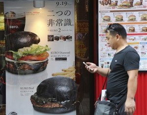 La hamburguesa es de carne de res con pimienta negra y un toque de tinta de calamar. Foto: AP