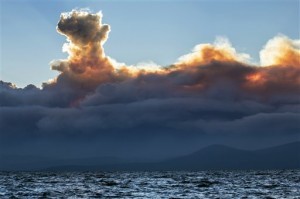 El humo de los incendios en California visto desde la orilla de Nevada del lago Tahoe.  Foto: AP