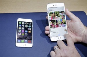 El iPhone 6, a la izquierda junto al iPhone 6 Plus. Foto: AP