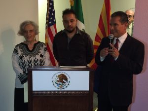 Elena Poniatowska, Raúl “Kigra” Ramírez y Roberto Rodríguez, cónsul de México en Phoenix. Foto: Mixed Voces
