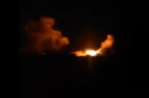 Explosión en la localidad de Kfar Derian, en Siria, tomada de un vídeo rodado por un aficionado y subido a medios sociales desde una cuenta activista. Foto: AP