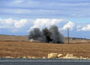Una bomba de mortero explota en territorio turco en la frontera con Siria. Foto: AP