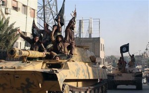 Combatientes del grupo extremista Estado Islámico desfilan en la ciudad de Raqqa, Siria.  Foto: AP