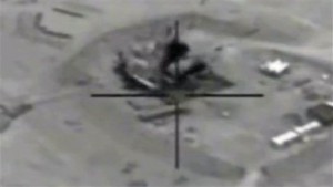 En esta captura de un vídeo proporcionada por el Gobierno de Estados Unidos, se muestra un ataque aéreo a la refinería de Jeribe occidental. Foto: AP