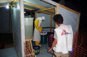 Empleados de Médicos Sin Fronteras (MSF) vestidos con material de protección trabajan el Africa para combatir el brote del virus. Foto: Notimex