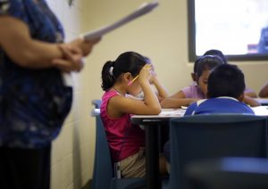 Arne Duncan, secretario de Educación, aseguró que el gobierno federal pretende reducir la inequidad racial en las escuelas de nivel básico. Foto: AP