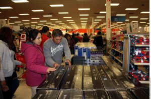 Aunque los compradores navideños piensan comprar más, seguirán enfocados en los descuentos y las ofertas. Foto: Agencia Reforma