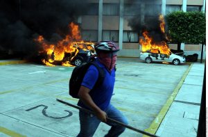 Tras vandalizar oficinas educativas en Guerrero, maestros irrumpieron en el Congreso estatal, donde causaron destrozos y quemaron vehículos. Foto: Agencia Reforma