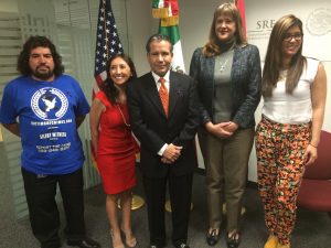 El cónsul de México en Phoenix, Roberto Rodríguez firmó un convenio de colaboración con organismos locales para complementar los servicios disponibles para las víctimas de violencia intrafamiliar. Foto: Sam Murillo/Mixed Voces