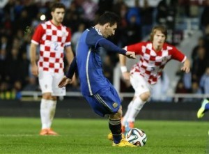 Lionel Messi marca un gol de penal en el partido amistoso ante Croacia. Foto: AP