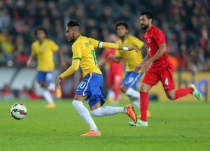 Neymar Jr conduce el balón contra Turquía. Foto: AP