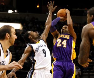 Kobe Bryant trata de encestar un tiro contra los Grizzlies. Foto: AP