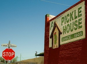 La emblemática Casa de Pepinillos de Arnold  ó Arnold’s Pickle House localizada en las calles 14 y  Van Buren. Foto: Especial