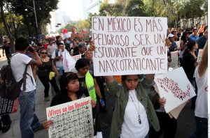 La sociedad mexicana continúa pidiendo justicia en el caso de los estudiantes de Ayotzinapa. Foto: Agencia Reforma