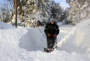 Un hombre retira parte de la gran cantidad de nieve que cayó en Lancaster, Nueva York. Foto: AP