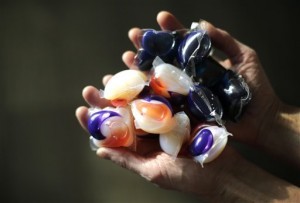 Las intoxicaciones accidentales por paquetes de detergente, en ocasiones confundidos con caramelos o juguetes, llevaron a más de 700 niños al hospital en EEUU en apenas dos años. Foto: AP