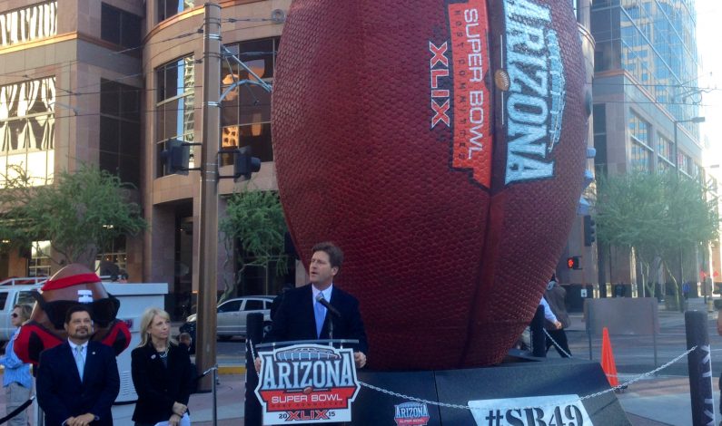 Colocan balón gigante del Super Bowl XLIX en centro de Phoenix
