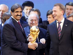 En esta imagen del 2 de diciembre de 2010, el presidente de la FIFA Joseph Blatter, anuncia que Rusia organizará el Mundial 2018 y Catar el de 2022, en Zúrich, Suiza. Foto: AP 