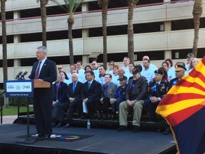 El procurador del Condado Maricopa, Bill Montgomery, anuncia el arranque oficial de los festejos anuales del Día de los Veteranos. Foto: Sam Murillo/Mixed Voces