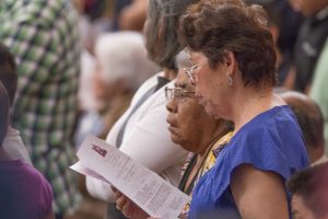 Los latinos católicos tendrán una nueva herramienta en línea para estudiar el catecismo en español. Foto: Phil Soto  