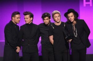 El grupo británico One Direction fue el gran vencedor de la noche con tres trofeos que incluyeron artista del año. Foto: AP