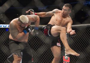 Mark Hunt (izq) combate en contra del brasileño Fabricio Werdum durante la función de UFC en México. Foto: AP