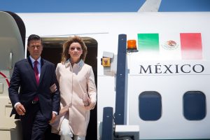 Enrique Peña Nieto elogió a su esposa Angélica Rivera por haber hecho público cómo adquirió una mansión en la capital del país. Foto: AP