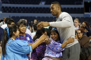 Dwight Howard, de los Rockets de Houston, es abrazado por un grupo de basquetbolistas de la etnia rarámuri, durante el entrenamiento de ayer en la ciudad de México. Foto: AP