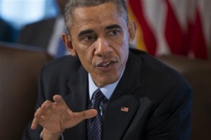 Obama habla de ayudar a los inmigrantes a “legalizarse” sin una ley del Congreso, y promete controlar un sistema que dice deporta indebidamente a muchos. Foto: AP