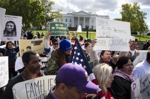 Un grupo de personas se manifiesta en pro de una reforma migratoria afuera de la Casa Blanca. Foto: AP