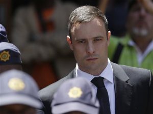 Pistorius dijo haber confundido a Steenkamp con un intruso que había ingresado en su casa de noche cuando la mató. Foto: AP