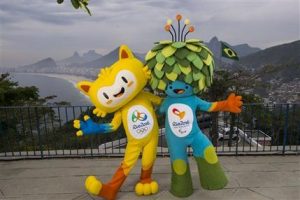 Las mascotas de los juegos Olímpicos, a la izquierda, y Paralímpicos, a la derecha, posan para una foto en Leme Fort, con la playa de Copabana al fondo, en Río de Janeiro. Foto: AP