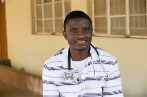 El cirujano de 44 años se contagió de ébola cuando trabajaba como cirujano en Sierra Leona. Foto: AP