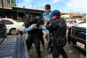 La propuesta federal pretende reemplazar cerca de 1.800 policías municipales por 32 cuerpos estatales. Foto: Agencia Reforma