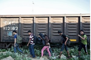 Al Hussein dijo que muchos países parecen ver a los migrantes como "indignos de los derechos humanos". Foto: Agencia Reforma
