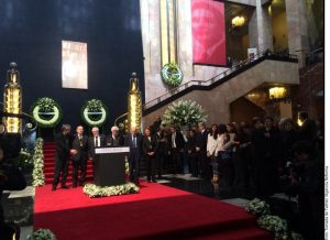 Entre aplausos, familiares y amigos despidieron las cenizas de Vicente Leñero, en el Palacio de Bellas Artes. Foto: Agencia Reforma