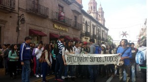 El crimen generó protestas el domingo y lunes en Uruapan, donde cientos de ciudadanos salieron a las calles con veladoras y reclamos de justicia. Foto: Agencia Reforma