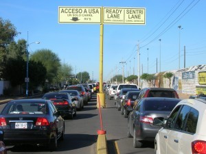En los carriles Stardard y ReadyLane de las garitas Dennis DeConcini y Mariposa, en Nogales, los vehículos livianos han esperado por lo menos 120 minutos para cruzar al otro lado. Foto: Notimex