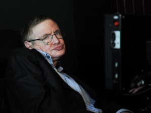 Stephen Hawking ha advertido que las máquinas pueden algún día igualar o superar a los humanos. Foto: AP