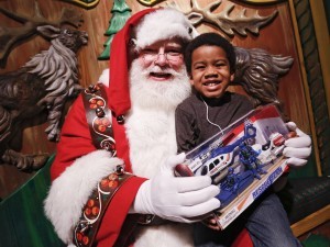 Los niños tendrán la oportunidad de conocer a Santa Claus y posar con él para una foto gratuita. Foto: AP