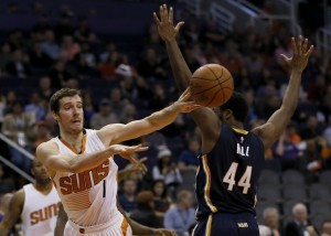 Goran Dragic (izq) y los Suns se alzaron con la victoria ante Indiana. Foto: AP